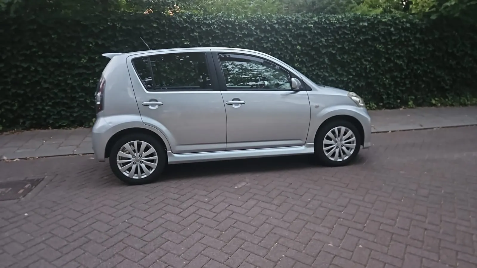 Zilvergrijs metallic Daihatsu Sirion 1.0 Sport