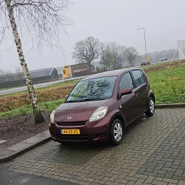 Bordeauxrood Daihatsu Sirion 1.0