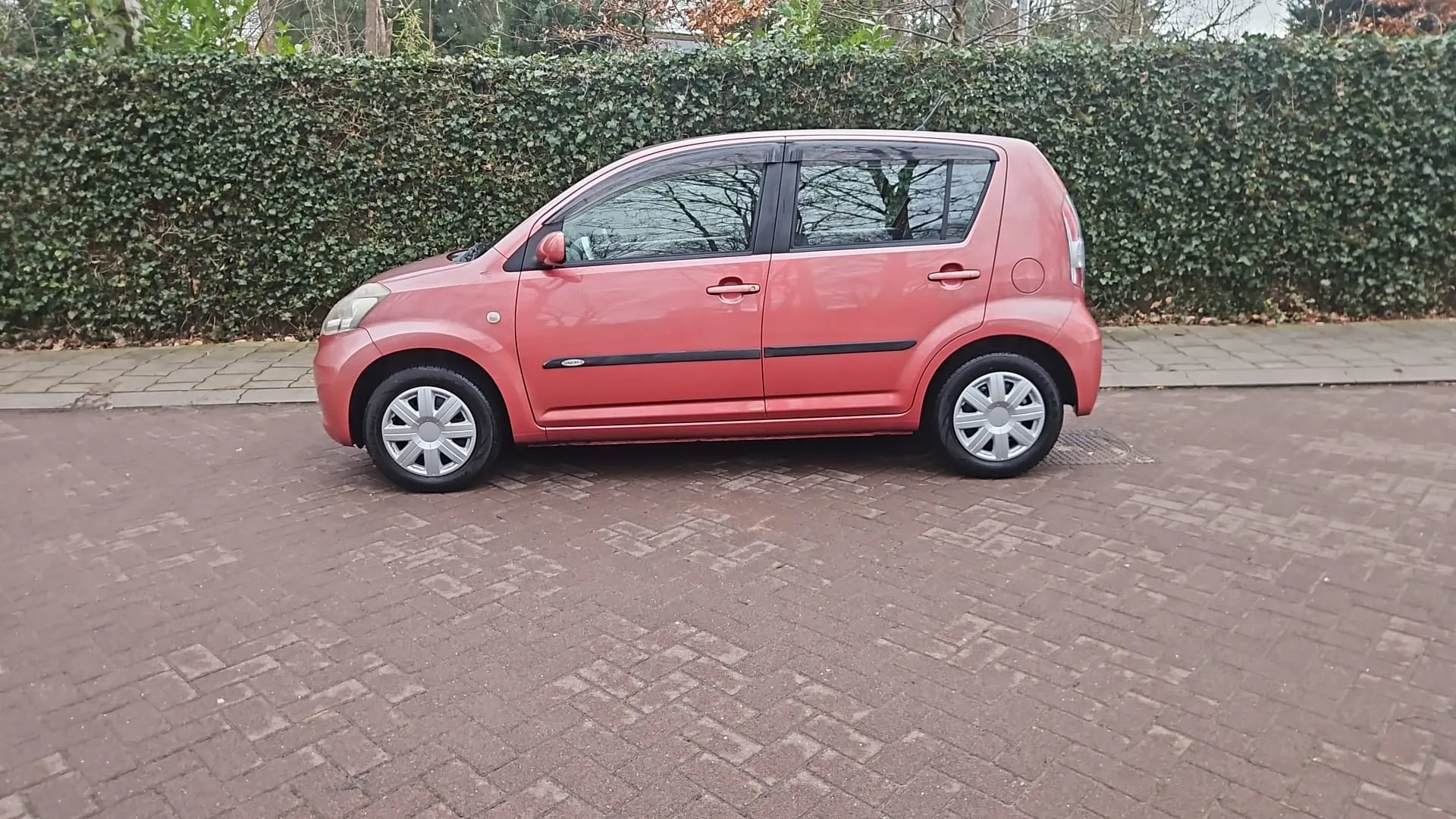 Rood Daihatsu Sirion 1.0