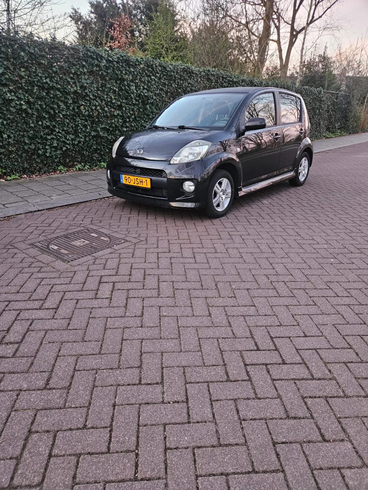 Zwart metallic Daihatsu Sirion 1.3 Sport, foto 3