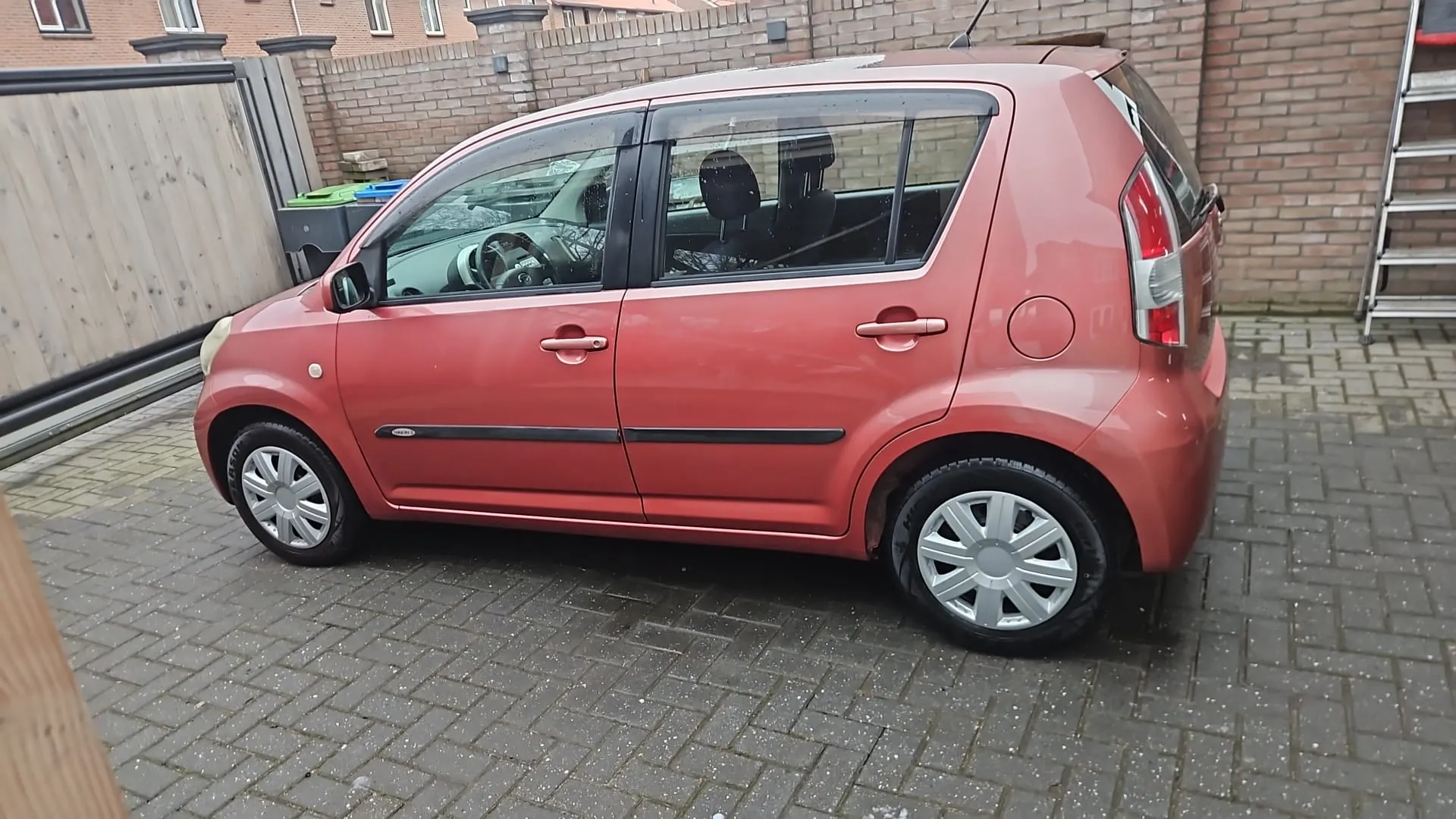 Rood Daihatsu Sirion 1.0, foto 2
